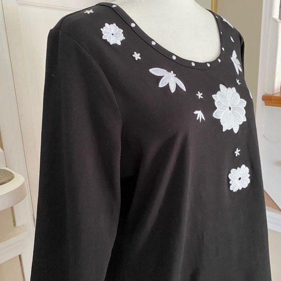 Susan Graver Style Black Top ¾ Length Sleeves Floral Embroidery SZ M - Picture 5 of 10